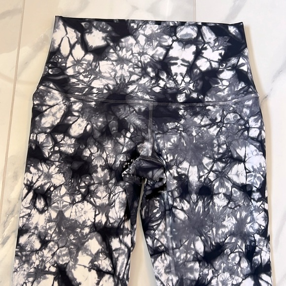 Lululemon Wunder Under Pant Hi-Rise Shibori Tie Dye White & Black Leggings 6 - Picture 4 of 14